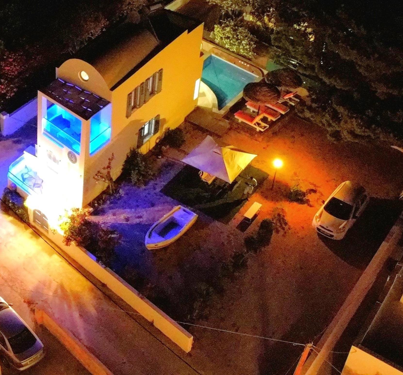 Located By The Sea One Beachfront Private Captain Lazaros Pool Villa With Loft In 750Sqm Spacious Private Plot-Jacuzzi-Sunrelax-Furnished Terace-Gazebo-Private Parking,Sleep 3 Adults And 2 Children, Just Steps From The Black Beach-Seaview ペリッサ エクステリア 写真