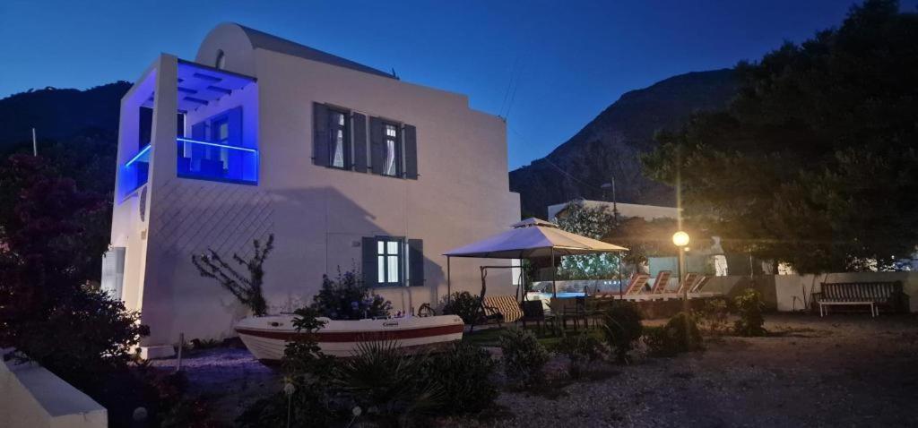Located By The Sea One Beachfront Private Captain Lazaros Pool Villa With Loft In 750Sqm Spacious Private Plot-Jacuzzi-Sunrelax-Furnished Terace-Gazebo-Private Parking,Sleep 3 Adults And 2 Children, Just Steps From The Black Beach-Seaview ペリッサ エクステリア 写真