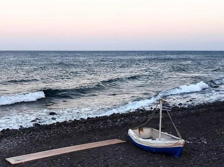 Located By The Sea One Beachfront Private Captain Lazaros Pool Villa With Loft In 750Sqm Spacious Private Plot-Jacuzzi-Sunrelax-Furnished Terace-Gazebo-Private Parking,Sleep 3 Adults And 2 Children, Just Steps From The Black Beach-Seaview ペリッサ エクステリア 写真